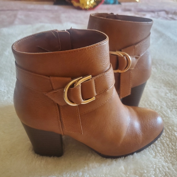 Heeled Short boots  .Are like NEW - Picture 4 of 6